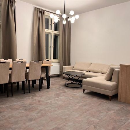 Pearl Bee Deluxe Suites Pilsen Exterior photo