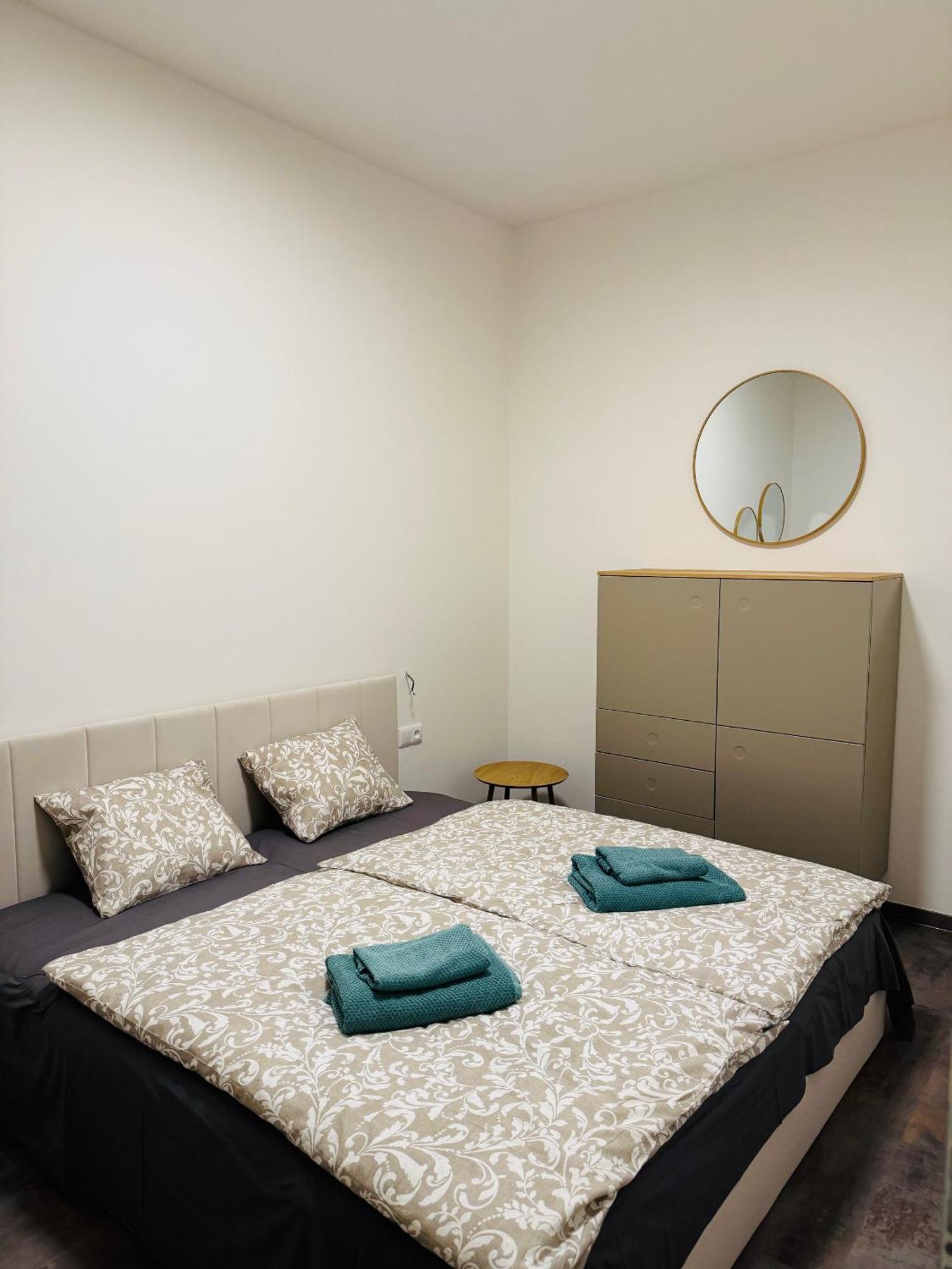 Pearl Bee Deluxe Suites Pilsen Exterior photo